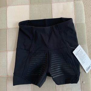 Lululemon Rogue Renegade short sz 4, 2.5 inch